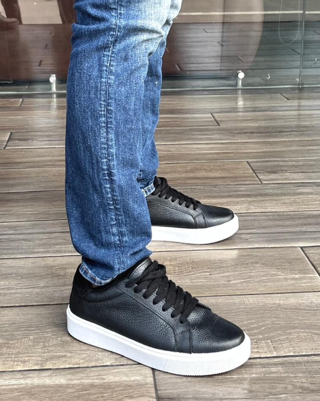 Tenis Denim de piel negra tamponata con forro de piel - Calzado Jácome (vista 4)
