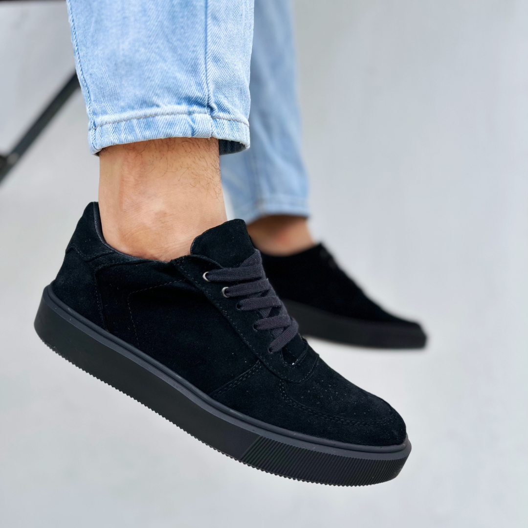 Sneaker Trece Totally Black de piel gamuza en color negro - Calzado Jácome (vista 6)