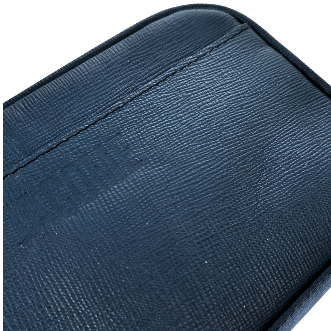 Bolso de piel azul marino grabada con correa desmontable estilo travel - Calzado Jácome (vista 2)