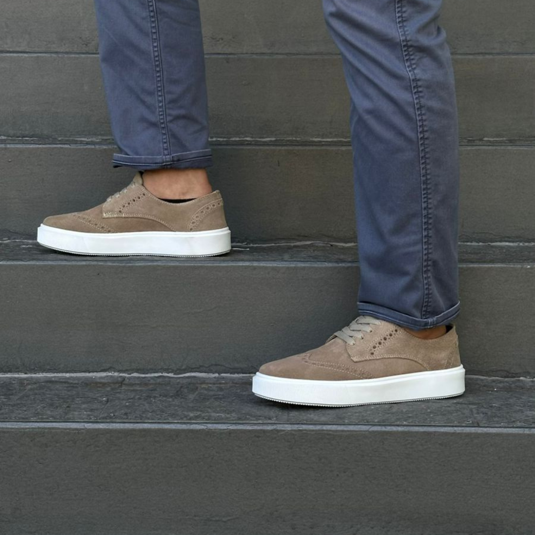 Sneaker Cambridge wingtip de gamuza color stone - Calzado Jácome (vista 3)