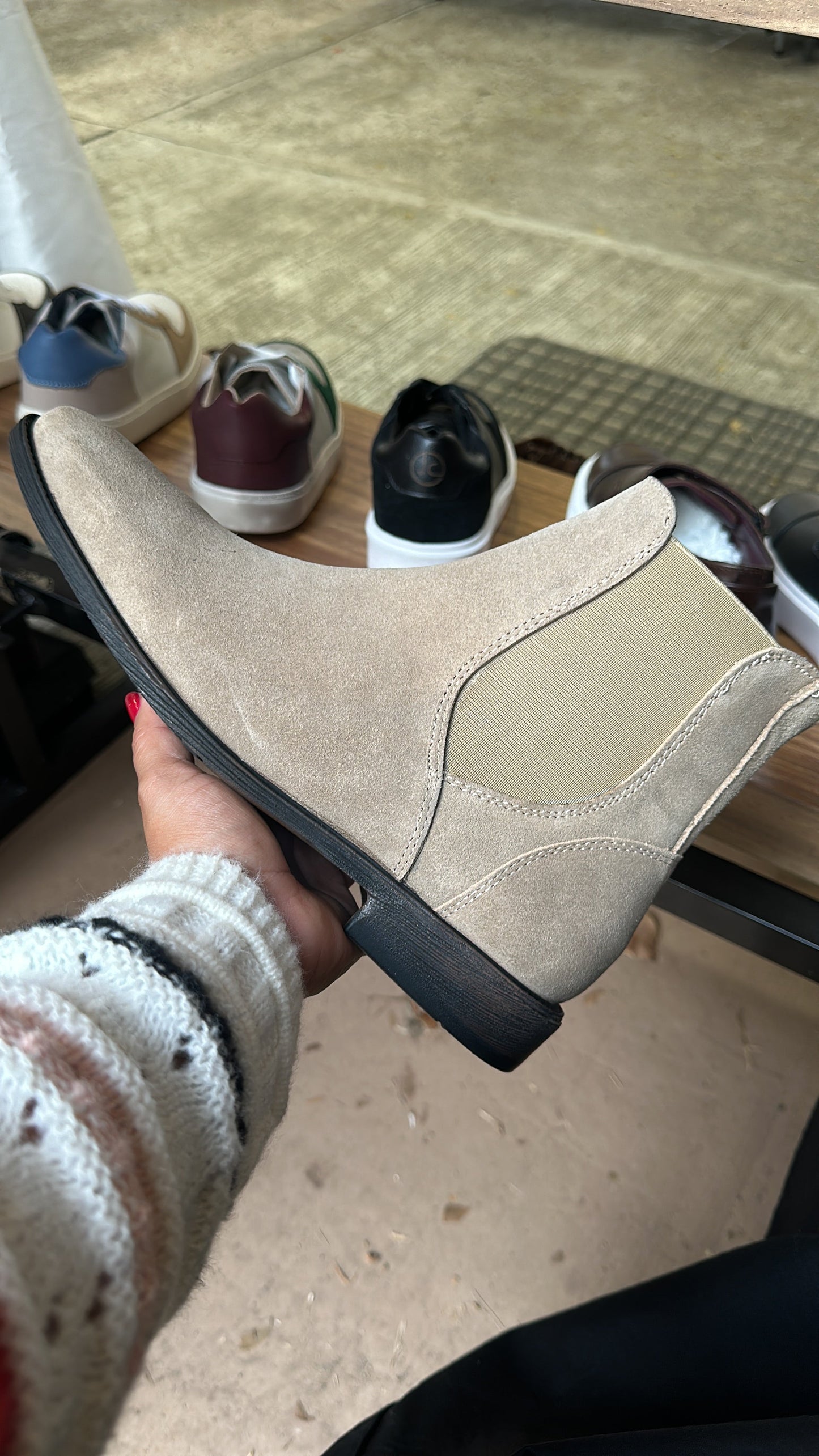 Botas Chelsea de piel gamuza color stone - Calzado Jácome