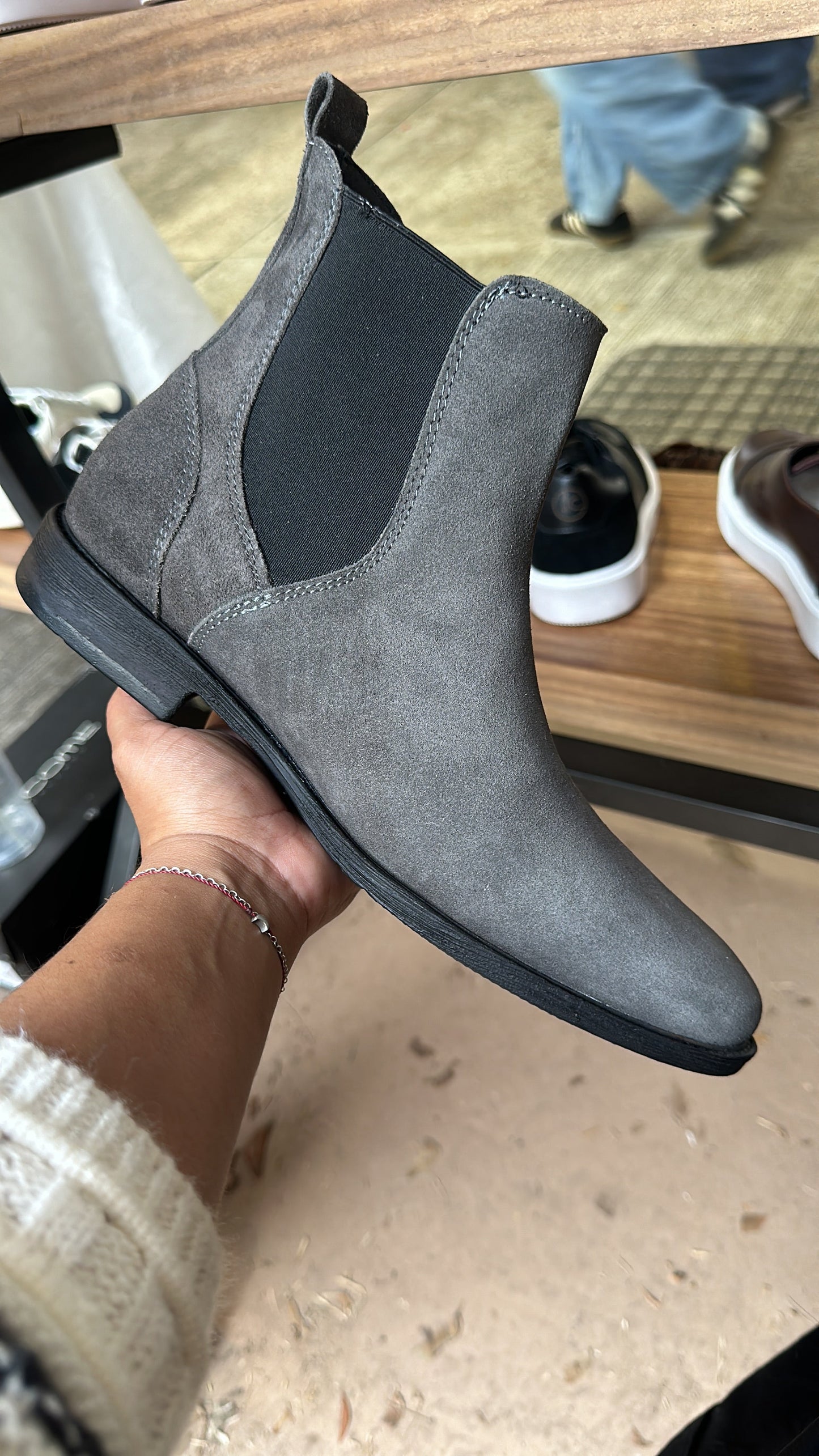 Botas Chelsea de gamuza gris con elástico lateral para hombre - Calzado Jácome