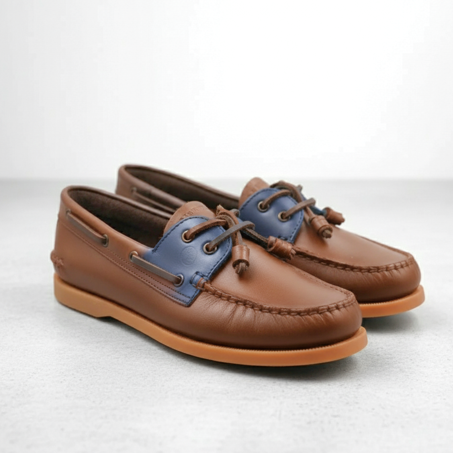 Tenis Honolulu de piel genuina bicolor miel y azul marino con costura a mano 360° - Calzado Jácome