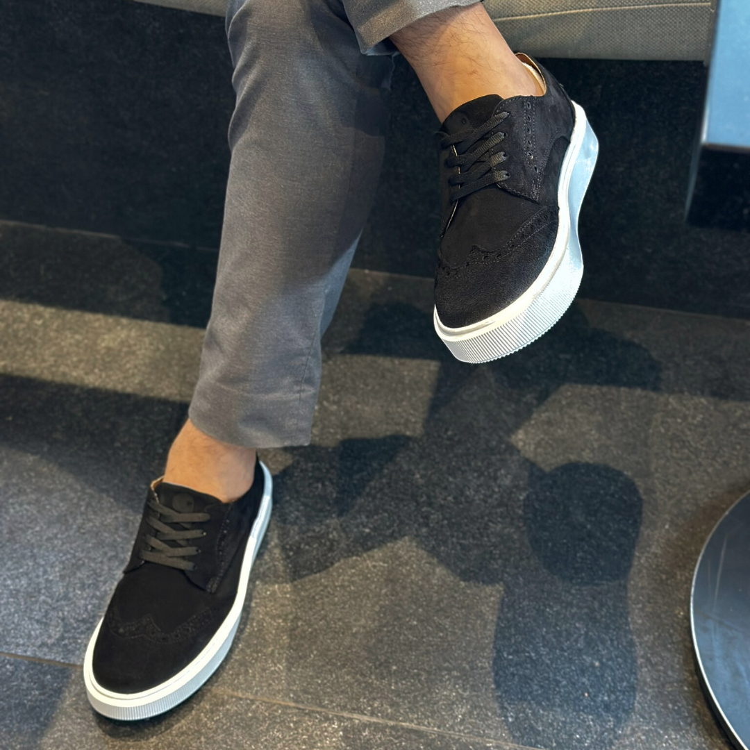 Tenis Cambridge estilo Oxford de gamuza negra con perforaciones brogue - Calzado Jácome (vista 3)