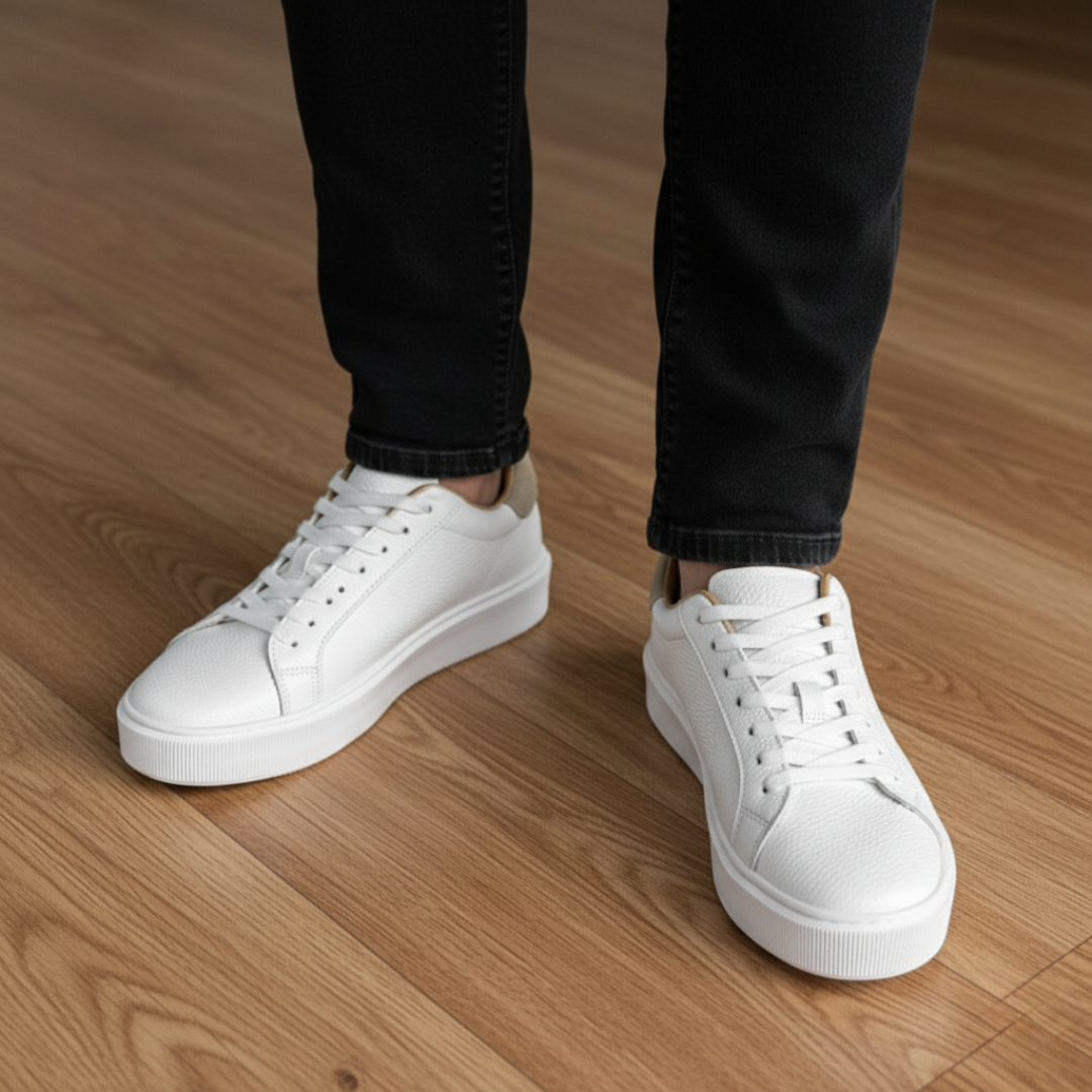 Tenis Denim blancos de piel con detalle de gamuza arena en el talón - Calzado Jácome