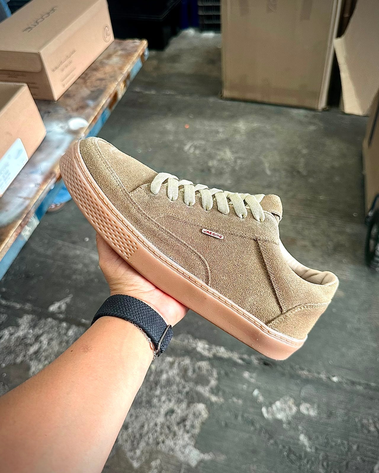 Tenis Bronx de gamuza arena con suela gum caramelo - Calzado Jácome