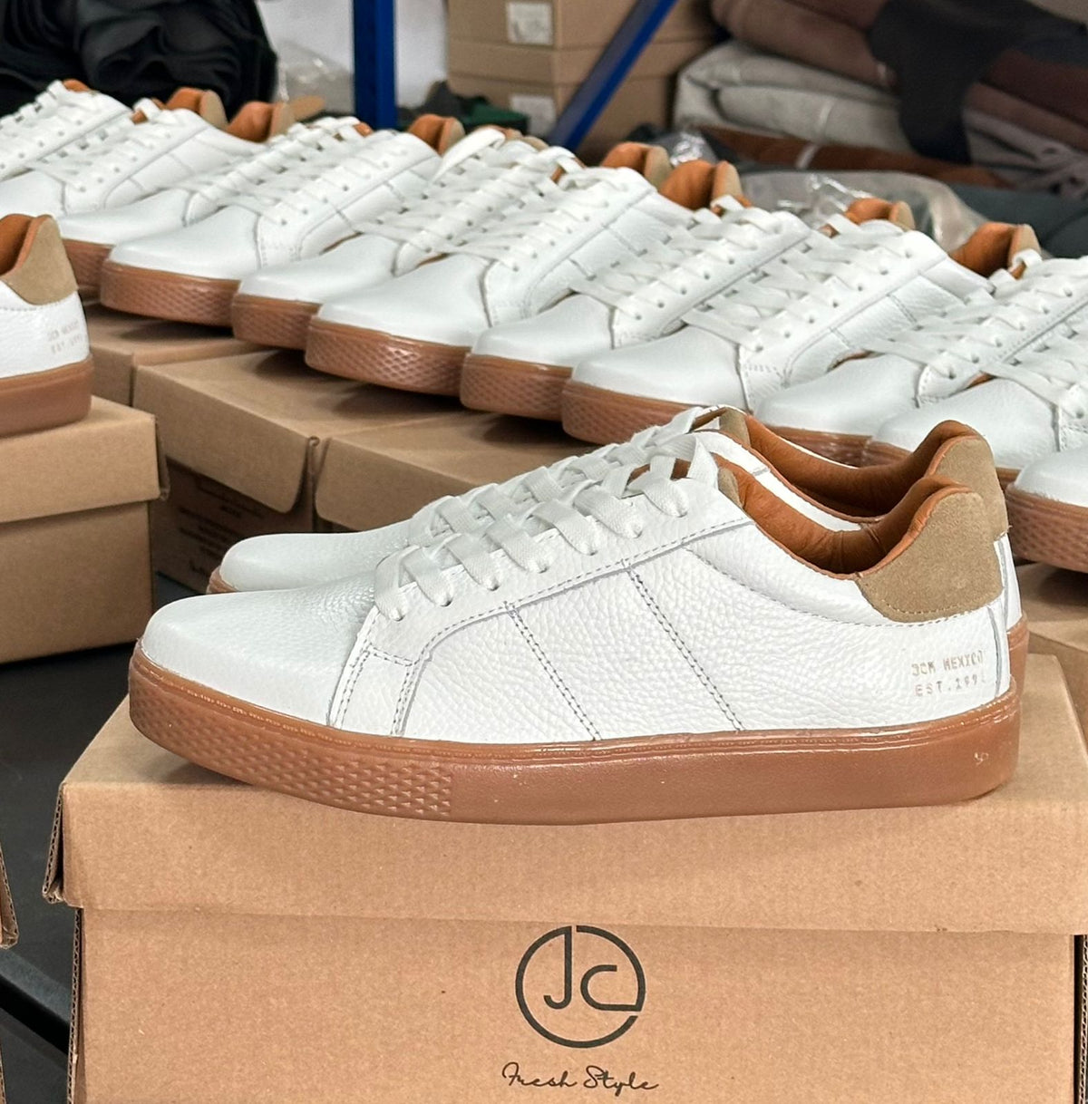 Tenis Evolution de piel blanca con talón miel y suela caramelo - Calzado Jácome (vista 4)