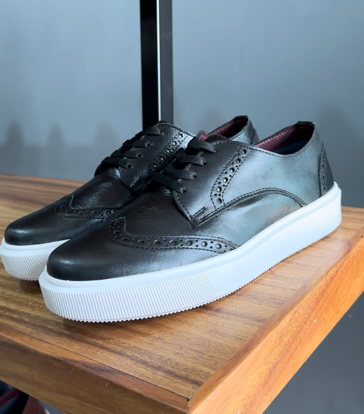 Tenis Cambridge de piel negra, elegancia y comodidad - Calzado Jácome (vista 8)
