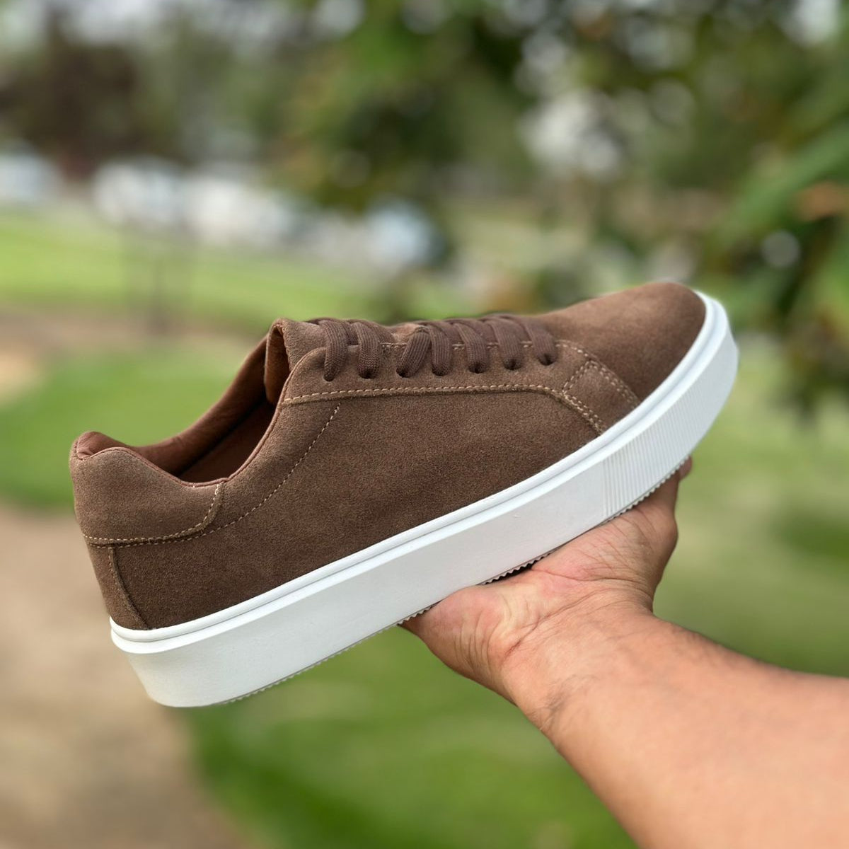 Tenis Denim de gamuza genuina color café musgo con suela blanca plataforma - Calzado Jácome