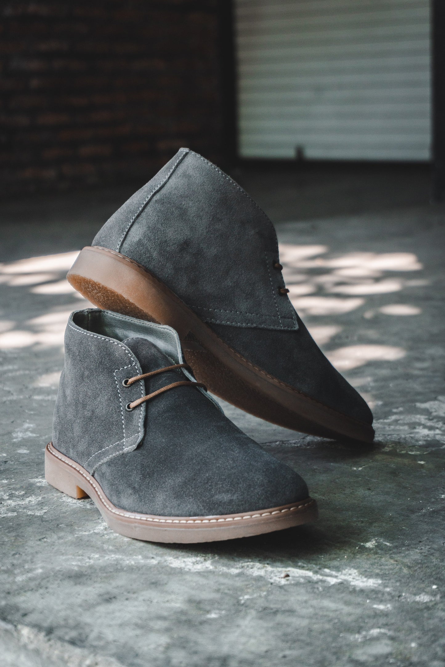 Botín Derby de gamuza gris, elegante y versátil - Calzado Jácome (vista 2)
