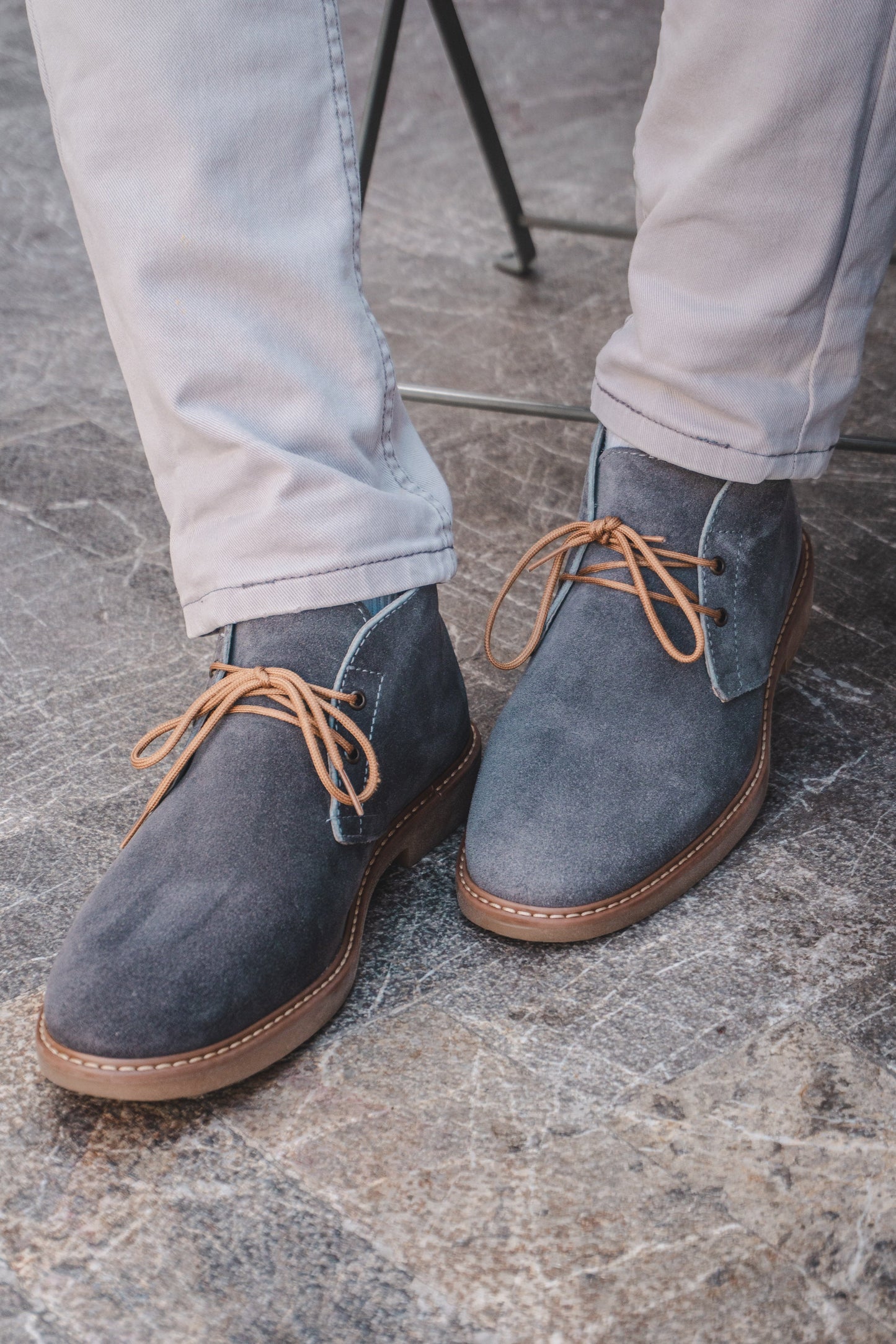 Botín Derby de gamuza gris, elegante y versátil - Calzado Jácome