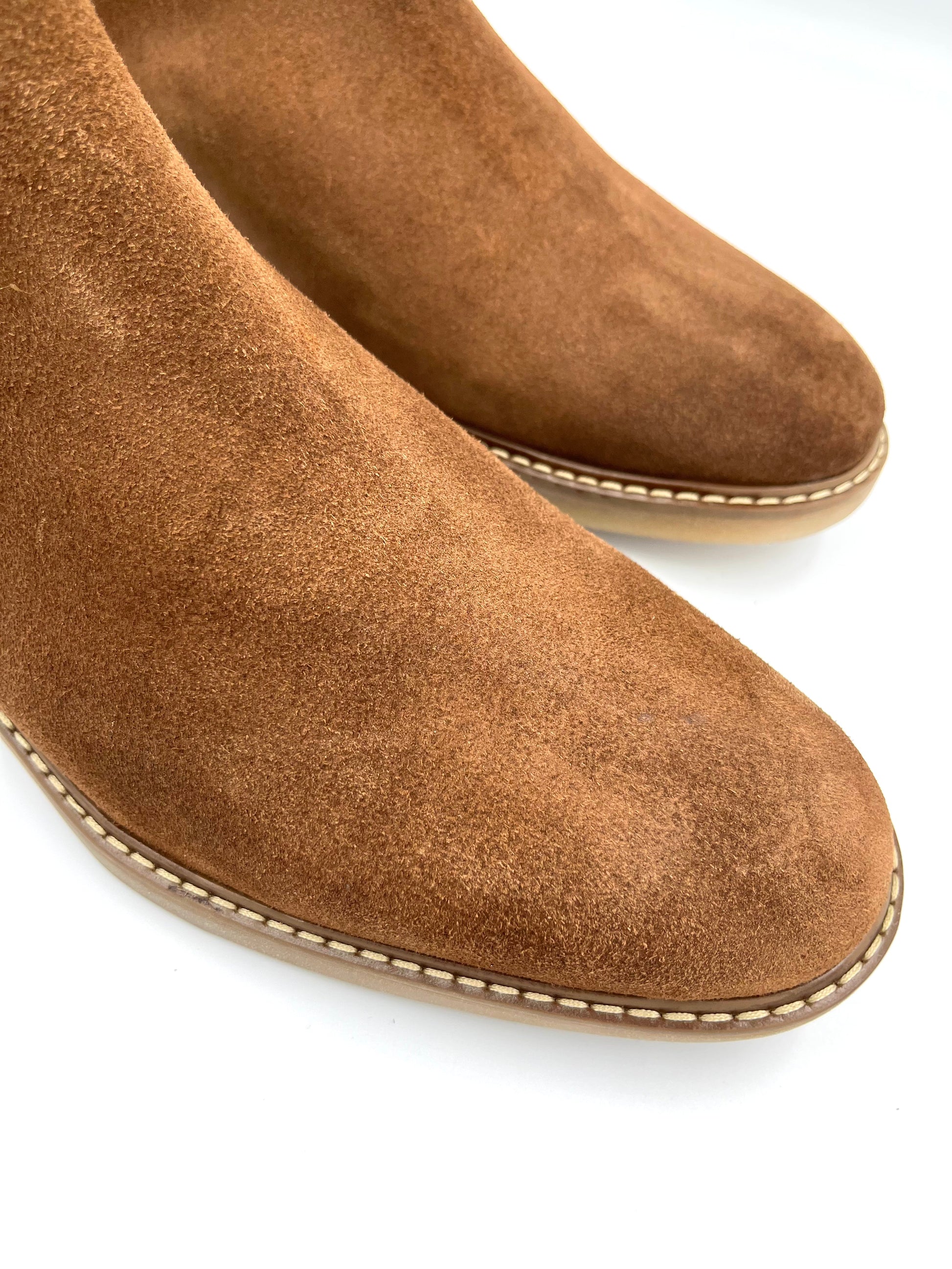 Botín Chelsea short de gamuza color tan - Calzado Jácome (vista 2)