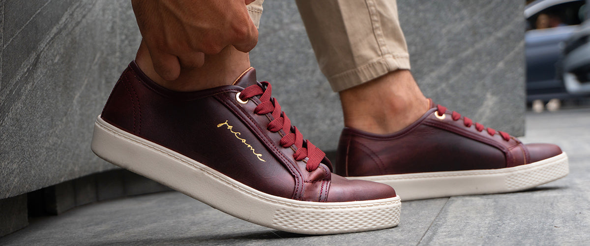 Tenis casuales Basic de piel color vino con suela antiderrapante beige - Calzado Jácome (vista 6)