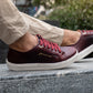 Tenis casuales Basic de piel color vino con suela antiderrapante beige - Calzado Jácome (vista 5)